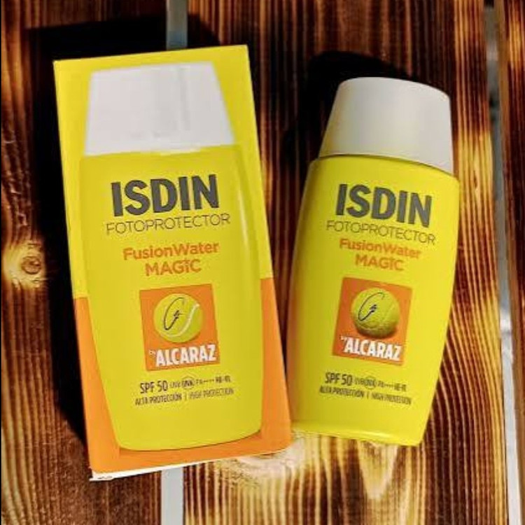 کرم ضد آفتاب بی رنگ صورت مناسب انواع پوست ایزدین SPF 50 حجم 50 میل